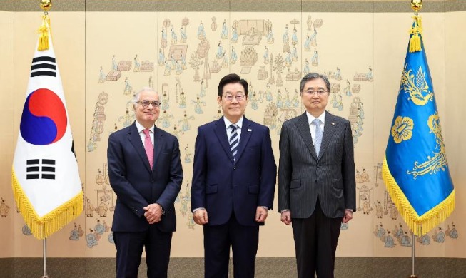 李在明接受7国新任驻韩大使国书，呼吁深化AI与防务合作