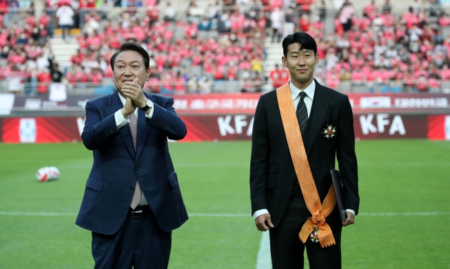 尹锡悦向孙兴慜授予韩国最高级体育勋章