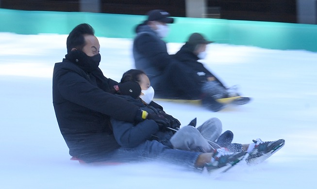 和爸爸一起玩雪橇