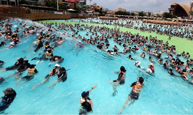 在水上乐园消暑