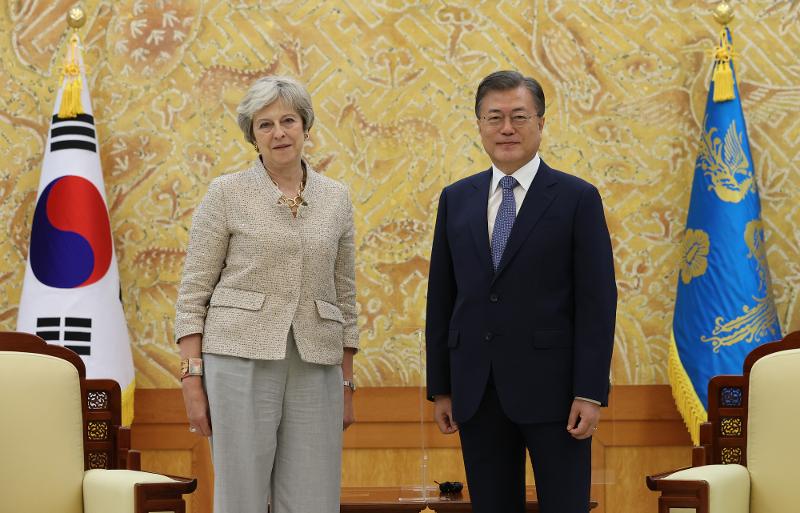 200917_President Moon_with Theresa May