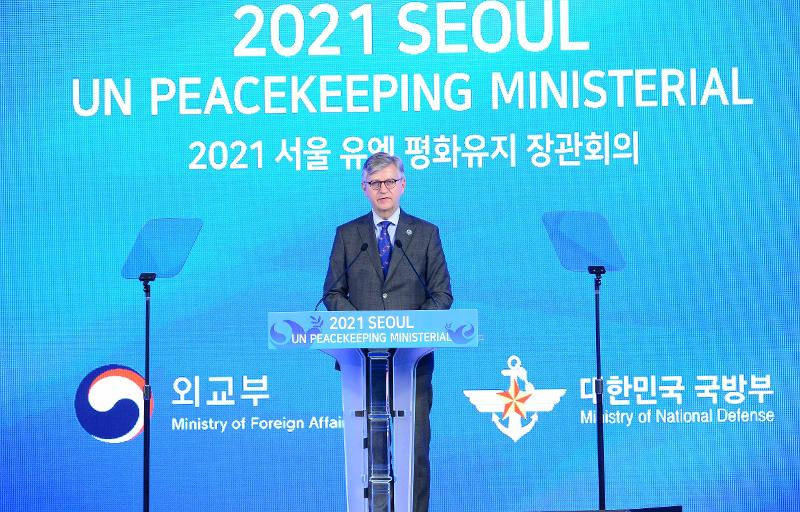 12月8日，联合国和平行动副秘书长让-皮埃尔•拉克鲁瓦在首尔举行的“2021联合国维和部长级会议”闭幕式上，正在致闭幕词。图片来源：外交部