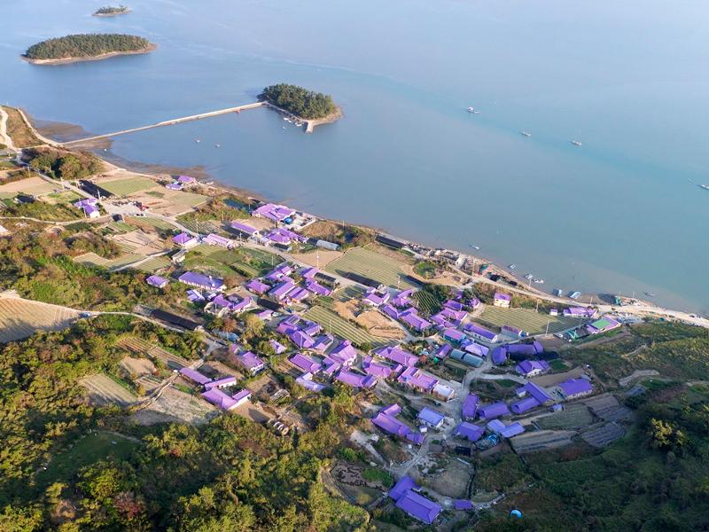 西济州西归浦治愈之林、新安紫岛等8个景点入选2021韩国旅游之星。图为位于全罗南道新安郡的紫岛。图片来源：新安郡