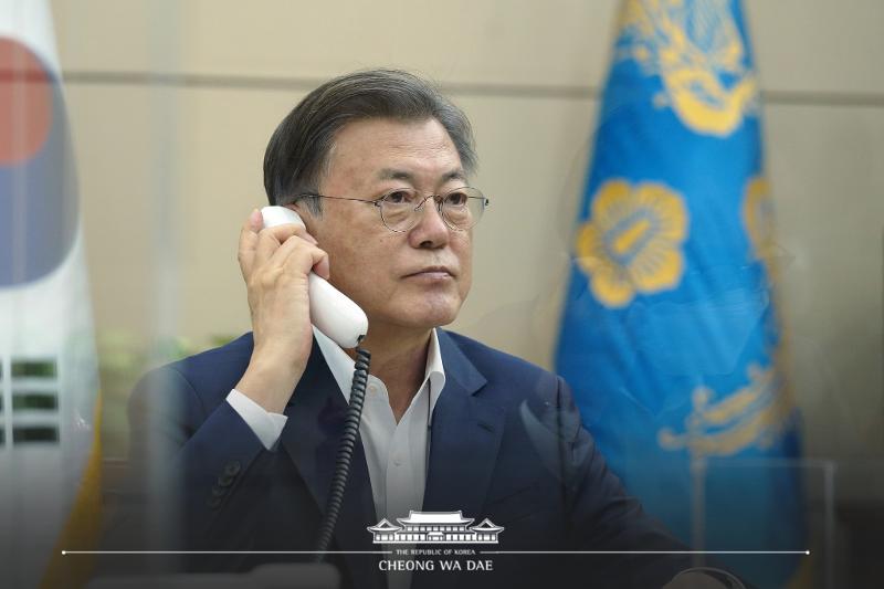 문재인 대통령이 7일 오후 청와대 여민관에서 우르줄라 폰데어라이엔 유럽연합(EU) 집행위원장과 통화하고 있다.