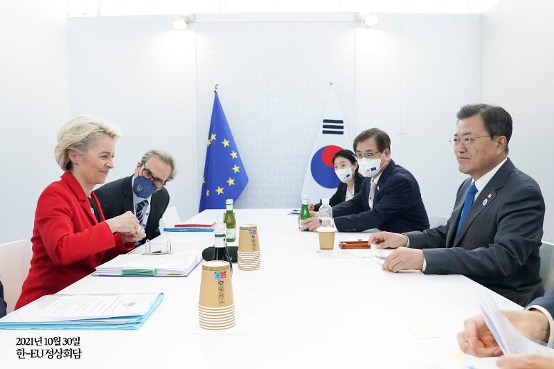 지난해 10월 이탈리아 로마에서 열린 주요 20개국(G20) 정상회의 계기에 회담하고 있는 문재인 대통령과 우르줄라 폰데어라이엔 집행위원장(왼쪽 첫 번째)