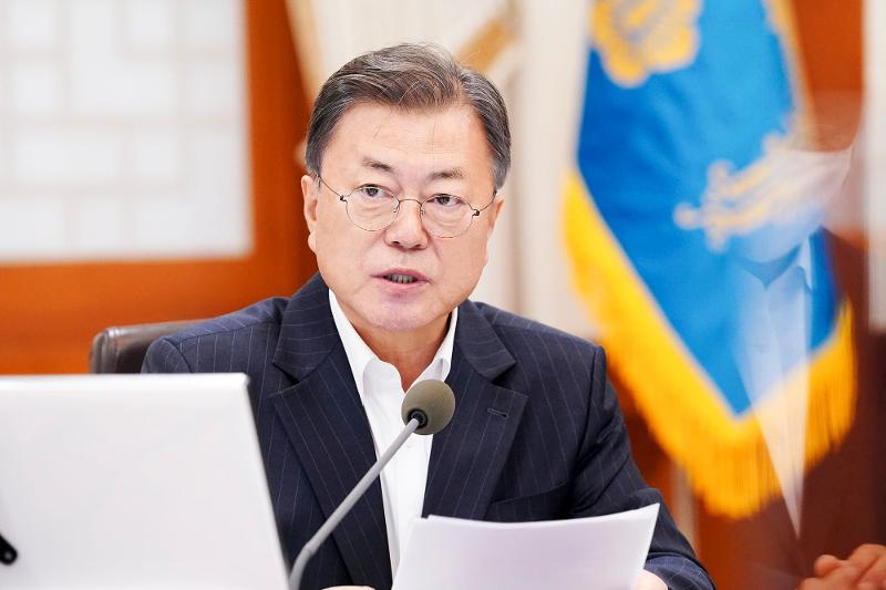 图为2月14日，韩国总统文在寅在青瓦台主持召开对外经济安保战略会议。图片来源：青瓦台脸书