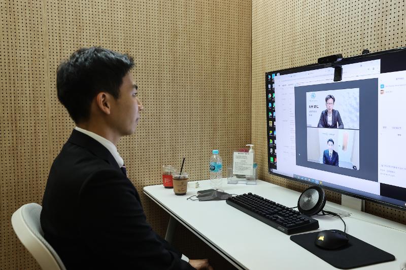 图为去年10月27日，在首尔瑞草区大韩贸易投资振兴公社（KOTRA）举行的“2021下半年全球就业博览会”海外就业博览会上，求职者正在面试。图片来源：韩联社