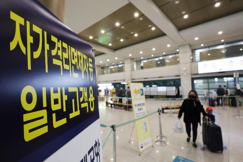 中央防疫对策本部表示，4月1日起对所有完成疫苗接种的海外入境者免除居家隔离。图为3月21日，仁川国际机场第1航站楼入境处摆放着“免除隔离等普通乘客用巴士指南”。图片来源：韩联社