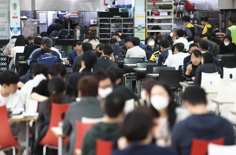 4月18日起，韩国全面解除保持社交距离措施受到了各国媒体的普遍关注。图为18日，在首尔某大型超市，市民们正在用餐。图片来源：韩联社