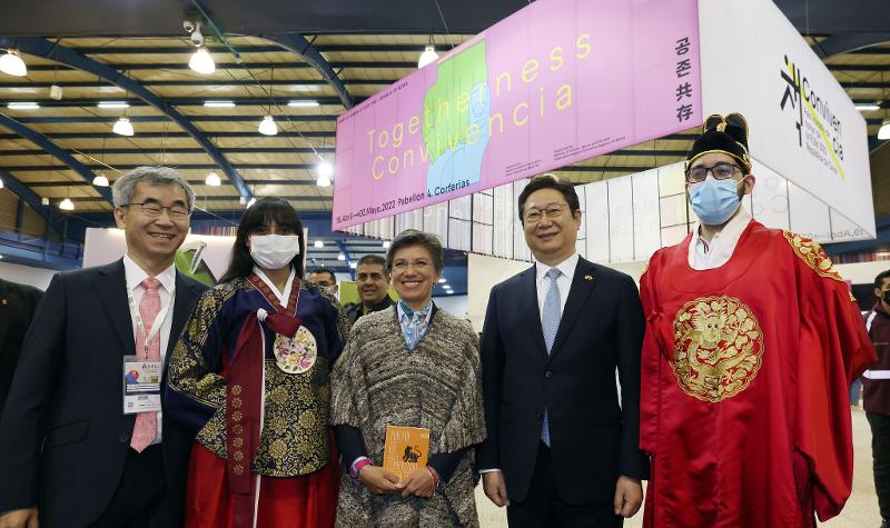  当地时间4月19日，2022年哥伦比亚波哥大国际书展开幕。为纪念韩国与哥伦比亚建交60周年，韩国此次作为主宾国参加书展。图为出席当天开幕式的韩国文化体育观光部长官黄熙（右二）、大韩出版文化协会会长尹哲浩（音，左一）、波哥大市长克劳迪娅•洛佩斯（中）。图片来源：文化体育观光部