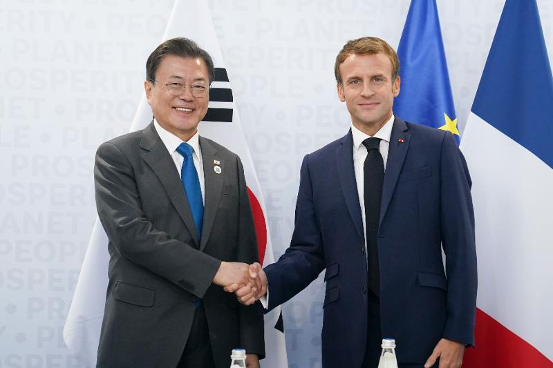 4月26日，韩国总统文在寅向在法国总统大选中，成功连任的马克龙表示祝贺。图为去年10月30日，两位首脑在意大利罗马举行的韩法首脑会晤上合影留念。图片来源：韩联社 