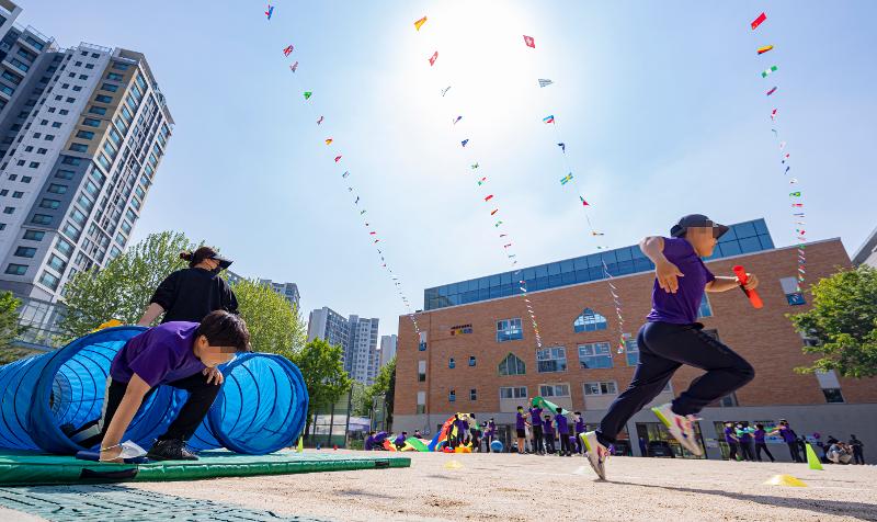 5月2日，在首尔西大门区金华小学举行的运动会上，学生们摘下口罩正在进行接力赛。图片来源：韩联社