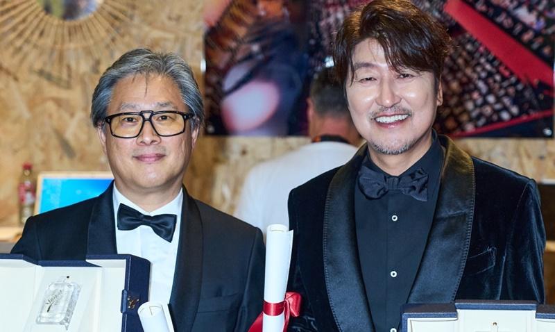 第75届夏纳电影节上，凭借《分手的决心》荣获最佳导演奖的韩国导演朴赞郁（左）和凭借《掮客》荣获最佳男演员奖的韩国演员宋康昊合影留念。图片来源：CJ ENM电影脸书