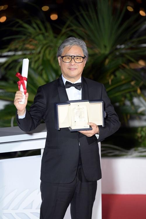 当地时间5月28日，韩国导演朴赞郁在第75届戛纳电影节颁奖礼上凭借《分手的决心》获得最佳导演奖，并手拿奖杯留念。图片来源：CJ ENM电影脸书