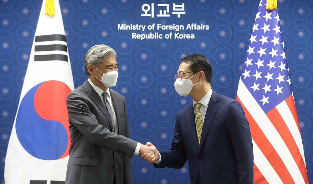 6月3日，在首尔钟路区的外交部大楼，韩国外交部韩半岛和平交涉本部长金健（右）和美国国务院对朝政策特别代表星&middot;金在会晤前握手。