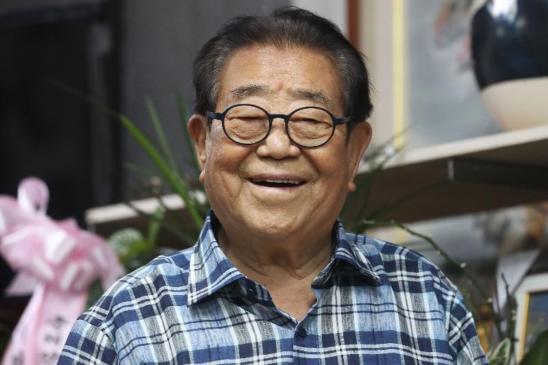 6月8日，吉尼斯世界纪录世界最年长主持人、韩国国民主持人宋海去世，享年95岁。图为宋海在2019年接受韩联社采访时的样子。图片来源：韩联社
