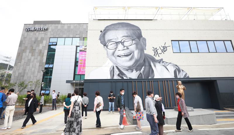 6月8日下午，在大邱达城郡宋海纪念馆，前来悼念的市民络绎不绝。图片来源：韩联社