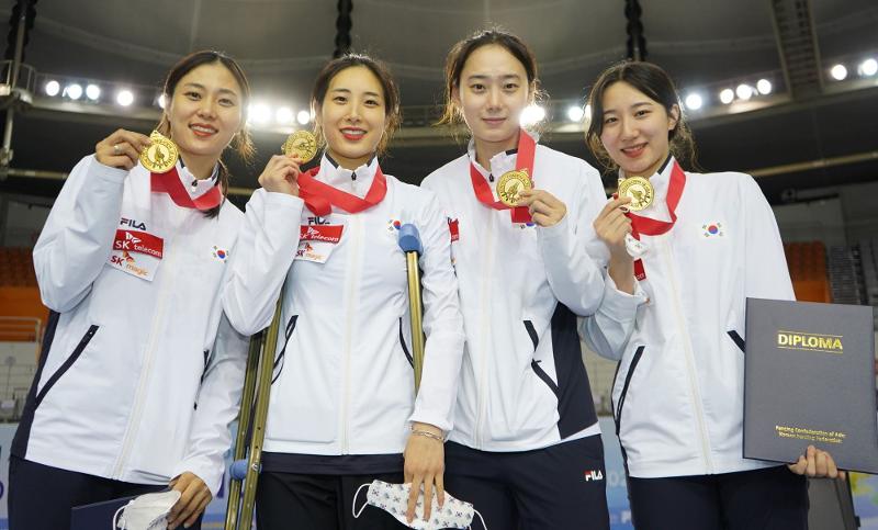 한국 여자 사브르 대표팀이 15일 서울 올림픽공원 펜싱경기장(SK 핸드볼경기장)에서 열린 2022 아시아선수권대회 여자 사브르 단체전 결승에서 일본을 45-39로 꺾고 우승을 차지한 뒤 금메달을 들어 보이고 있다. 왼쪽부터 김지연, 최수연, 윤지수, 김정미