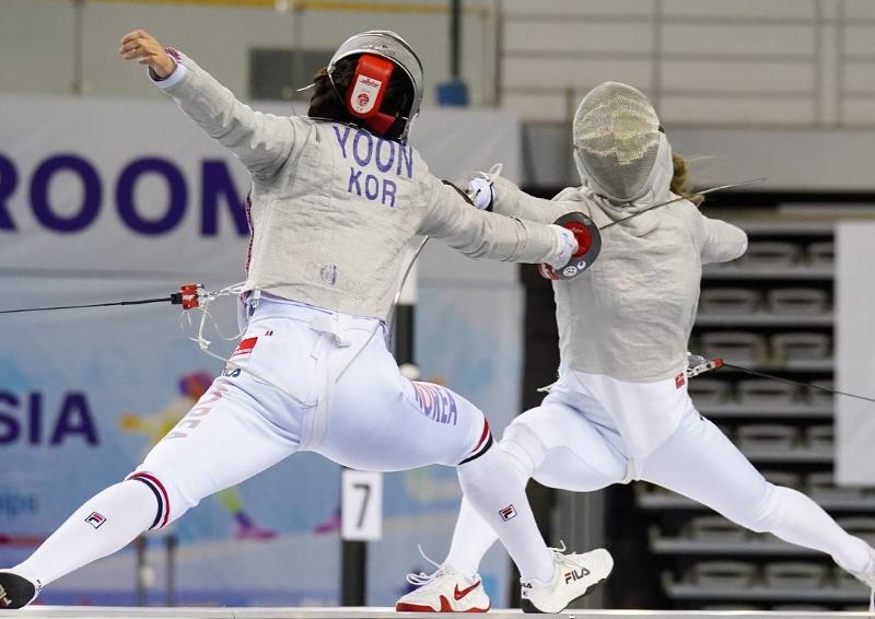 한국 여자 펜싱 대표 윤지수(왼쪽)가 15일 서울 송파구 올림픽공원 펜싱경기장(SK 핸드볼경기장)에서 열린 2022 아시아선수권대회 여자 사브르 단체전 결승에서 일본 선수와 대결하고 있다.