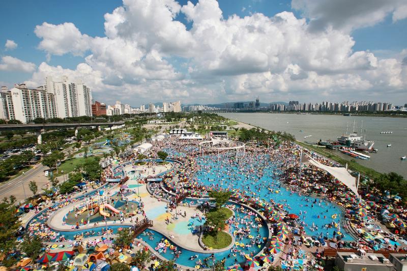 6月15日，首尔市汉江事业本部表示，汉江游泳场及水上乐园将时隔3年将重新对外开放。图为2019年以前拍摄的纛岛水上乐园。图片来源：首尔市汉江事业本部