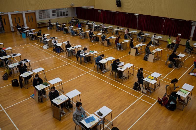 从2025年起，香港将把韩语列为高考第二外语科目。图为当地时间4月22日，参加香港中学文凭考试（HKDSE）的考生们。图片来源：韩联社