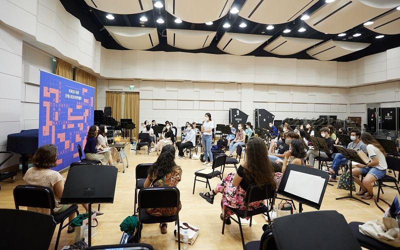6月21日，在首尔瑞草区艺术殿堂内的国立艺术团体联合会管弦乐团工作室，国内外古典音乐希望之星正在接受“2022韩国国立管弦乐团学院”的入学教育。图片来源：韩国国立交响乐团
