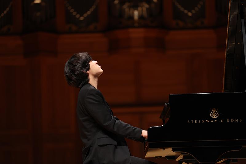 6月20日，在首尔瑞草区韩国艺术综合学校，韩国青年钢琴家林允灿在出席记者招待会之前，正在演奏钢琴。林允灿于当地时间18日在第16届范‧克莱本国际钢琴比赛上获得桂冠，成为该赛事最年轻获奖者。