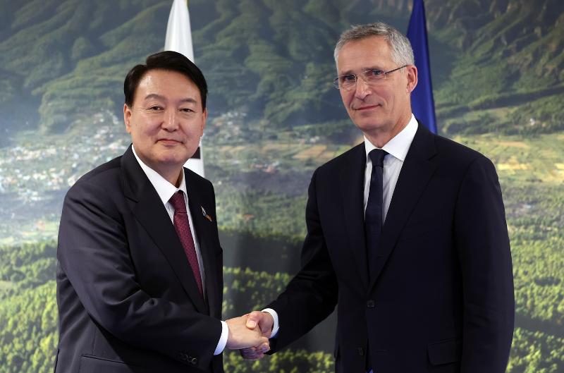 当地时间9月26日，北大西洋公约组织（NATO）批准了韩国设代表部的请求。图为6月30日，在西班牙马德里国际会展中心，为参加北约首脑峰会而访问西班牙的韩国总统尹锡悦与北约秘书长斯托尔滕贝格握手。图片来源：韩联社