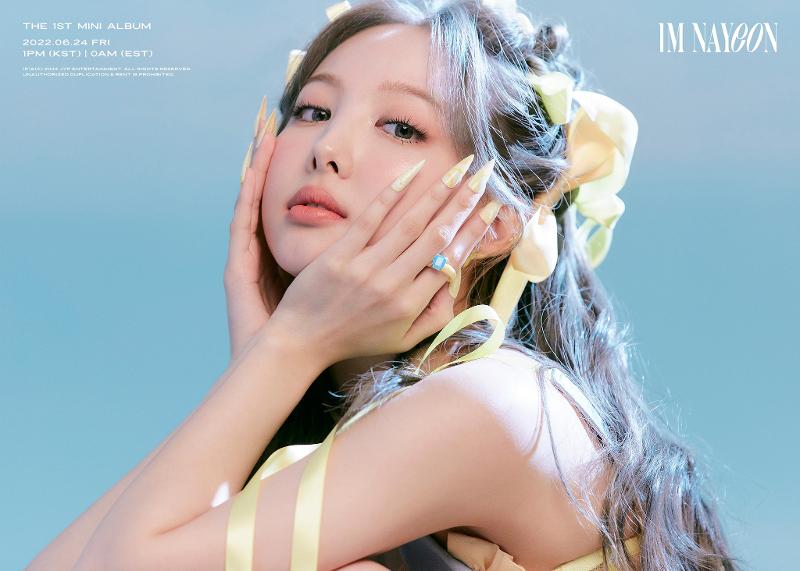 TWICE成员娜琏的首张个人专辑《IM NAYEON》售出5.7多万张，并在公告牌200强专辑榜上排名第7。图片来源：JYP娱乐脸书