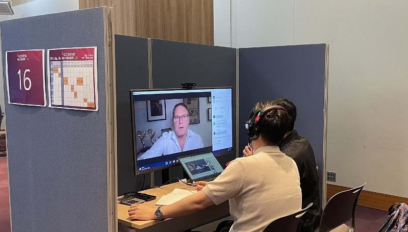 7月6日至7日，在首尔韩国国际会展中心（COEX），韩国文化体育观光部和韩国文化内容振兴院举行&ldquo;K-文创内容视频出口洽谈会&rdquo;。图为洽谈会上文创内容企业负责人正在与海外客户洽谈。图片来源：韩国文化内容振兴院