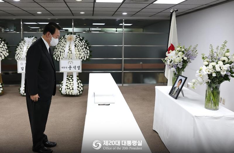 7月12日，韩国总统尹锡悦前往设在首尔钟路区日本驻韩国大使馆的已故前日本首相安倍晋三吊唁堂，为故人吊唁。图片来源：韩国第20届总统室
