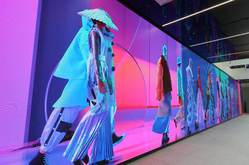 HiKR Ground的标志性内容1：千禧年游行。跨越传统和尖端，从韩服到时尚，从古典素材到尖端技术，通过世界青年们的游行，表现韩流文化的扩散及全球化。图片来源：韩国观光公社