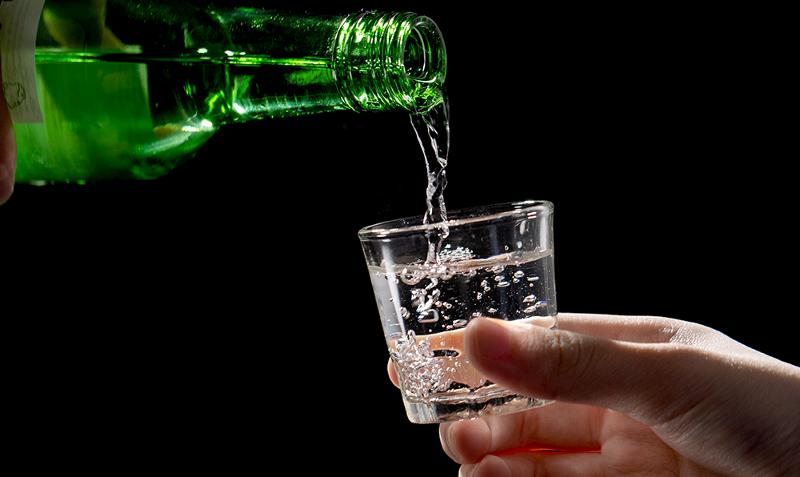烧酒是将谷类发酵蒸馏或用水稀释酒精制成的酒。韩宣网记者金淳株 摄