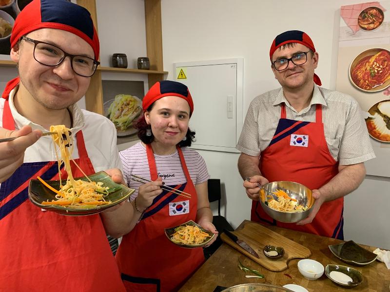 第3届外国人韩食视频征集展将从8月22日至下月30日举行。图为今年7月和8月在驻俄罗斯韩国文化院进行的韩食网红邀请料理讲座。图片来源：驻俄罗斯韩国文化园。 