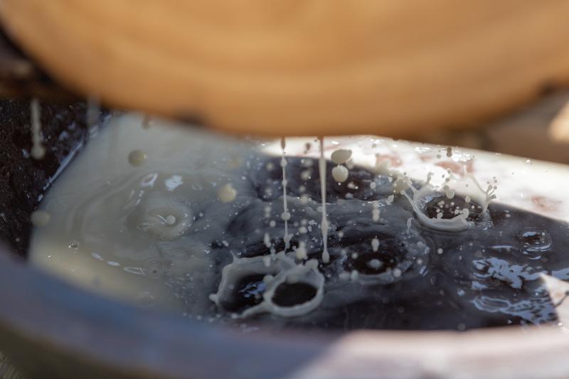 用筛子过滤发酵后的马格利酒。韩宣网记者金淳株 摄