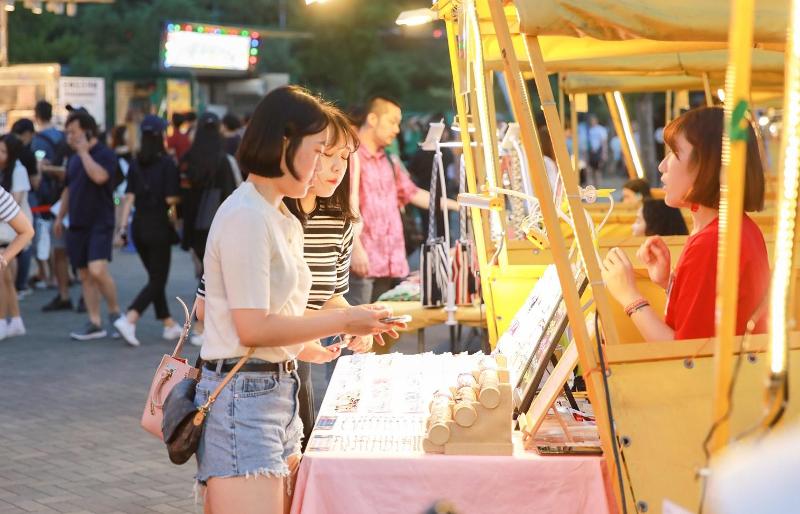 2019年的汉江夜市。图片来源：首尔市政府