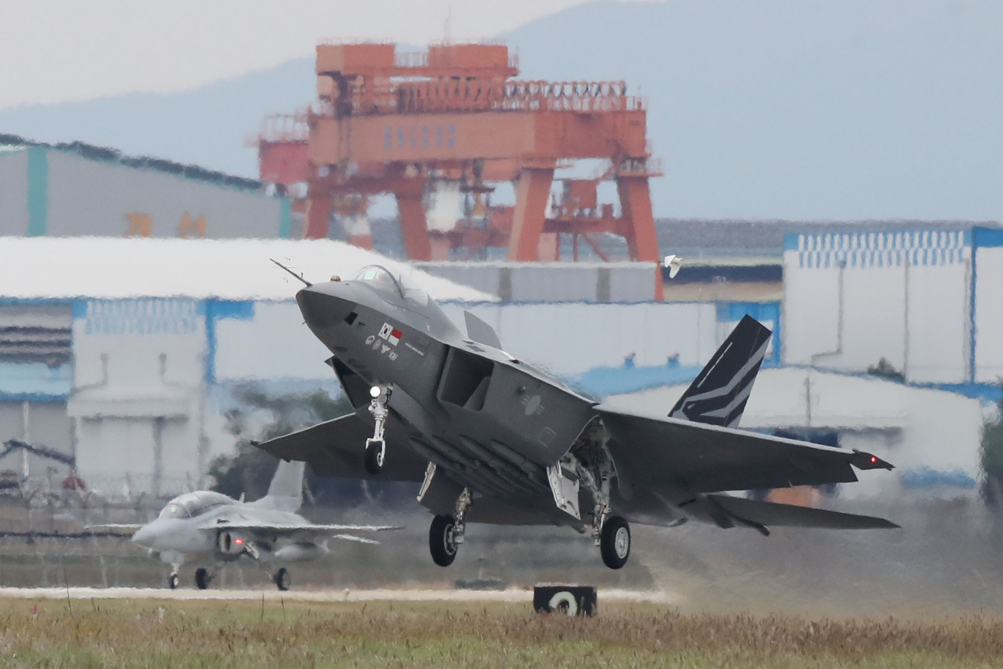 9月28日，在庆尚南道泗川市的空军第三训练飞行团基地，韩国国产超音速韩国型战机KF-21“猎鹰”正在起飞。图片来源：防卫事业厅