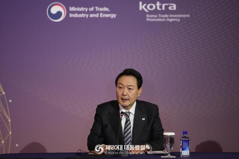 当地时间9月22日，韩国总统尹锡悦在纽约一家酒店举行的北美地区投资申报仪式暨投资家圆桌会议上进行发言。图片来源：韩国第20届总统室