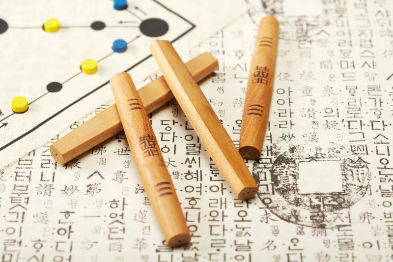 “掷柶戏”是根据四根木条的朝向决定棋子的步数，棋子先走完棋盘就算取胜的游戏。图片来源 ：iclickart（根据版权法，图片未经允许严禁转载复制）