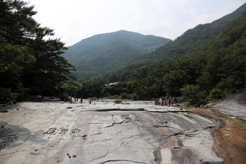 当地时间9月25日，纽约时报在题为《寂静清晨的国家考察记》专栏中，介绍了旅行作家亚当·格雷厄姆的韩国旅行记。图为记者访问的江原道东海市武陵溪谷。图片来源：文化体育观光部