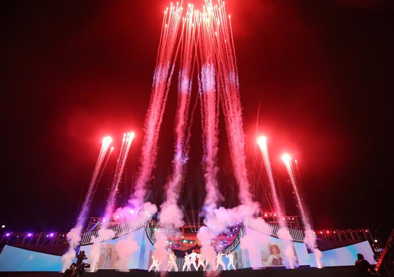 图为去年10月9日，在庆尚北道庆州市花郎村举行的&ldquo;2021亚洲音乐节&rdquo;上，K-Pop艺术家OMEGA X与亚洲l六国艺人正在一起演唱防弹少年团的《Permission to Dance》。图片来源：韩国国际文化交流振兴院