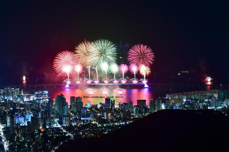 图为2019年黄岭山俯瞰下第14届釜山烟花节。黄岭山烽火台是可享受釜山烟花节的著名景点。图片来源：釜山文化观光庆典组织委员会