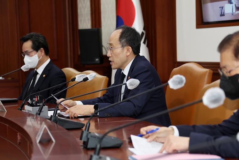 11月1日，韩国经济副总理兼企划财政部长官秋庆镐在政府首尔办公楼主持召开紧急经济长官会议。图片来源：韩联社