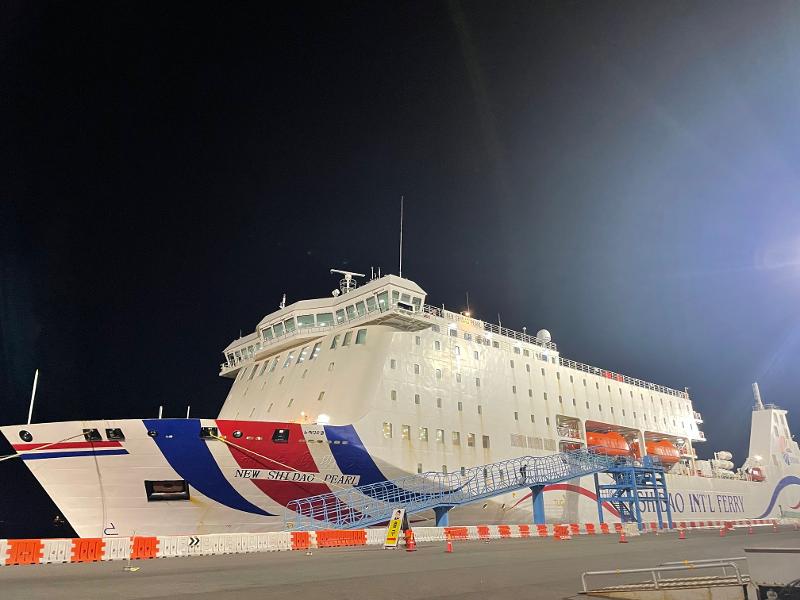 11月1日晚，停泊在庆北浦项市迎日湾港的“NEW SHIDAO PEARL号”。往返于浦项和郁陵岛的1万9988吨级大型客轮可搭载1200名乘客。该船每天一班，在浦项于晚间11点50分，郁陵岛于中午12点30分出发。票价从多人间每人6万6500韩币，到两人间皇家套房80万3000韩币万韩元不等。往返于浦项和郁陵岛的客轮包括该船在内，每天运行三次。上船时需携带身份证。韩宣网记者和名誉记者们于1日下午在首尔站集合，乘坐KTX约2小时30分钟抵达浦项站。韩宣网记者金善雅 摄