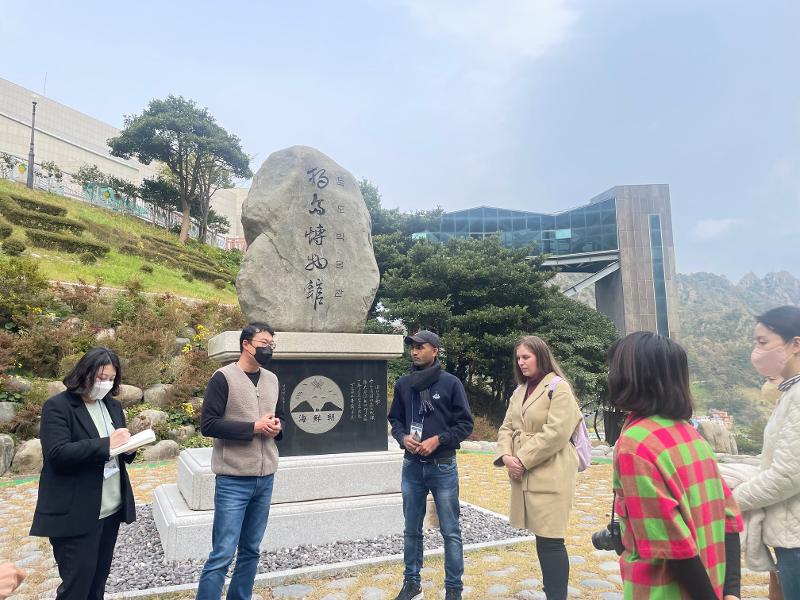 11月3日下午，访问郁陵岛独岛博物馆的韩宣王名誉记者们正在听取该博物馆解说员的讲解。独岛博物馆由4个展室组成，展示着独岛的历史和独岛守护活动等丰富多彩的资料。韩宣网记者金善雅 摄