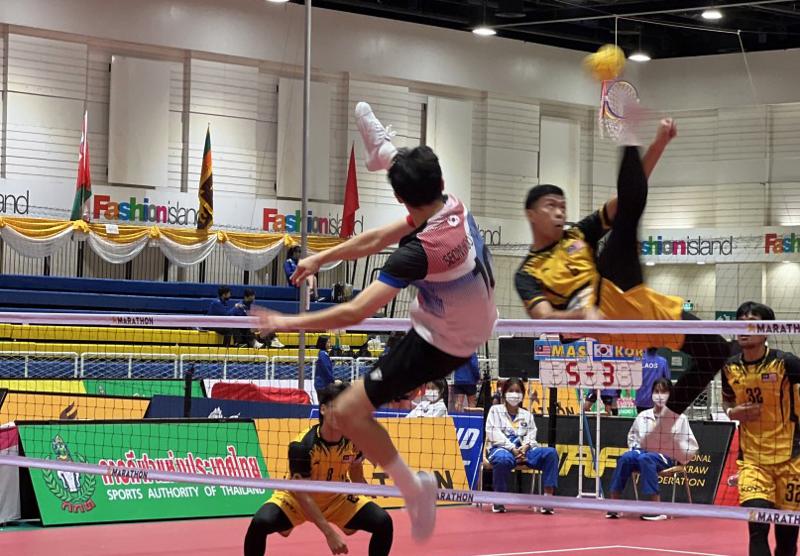 11月25日，藤球世界杯将在大田开幕。图为今年7月在泰国曼谷时尚岛举行的“第35届藤球世界锦标赛”上，韩国和马来西亚男子代表队正在对决。图片来源：大韩藤球协会