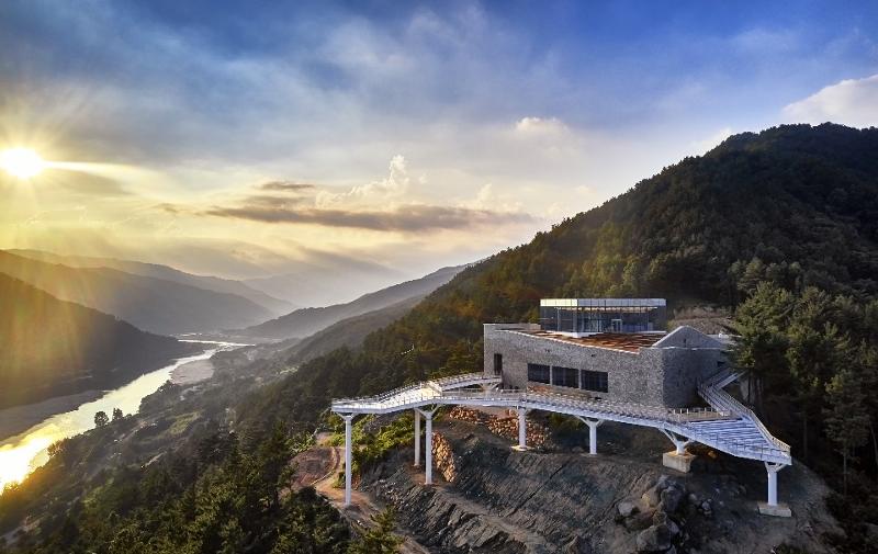 具备包括天桥、度假村、咖啡厅等的综合文化空间“河东Starway”。图片来源：河东郡厅