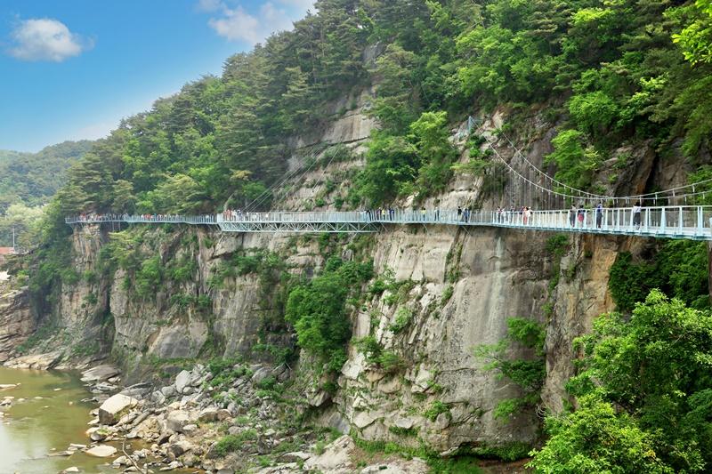 图为铁原汉滩江水上路与栈道路。图片来源：文化体育观光部