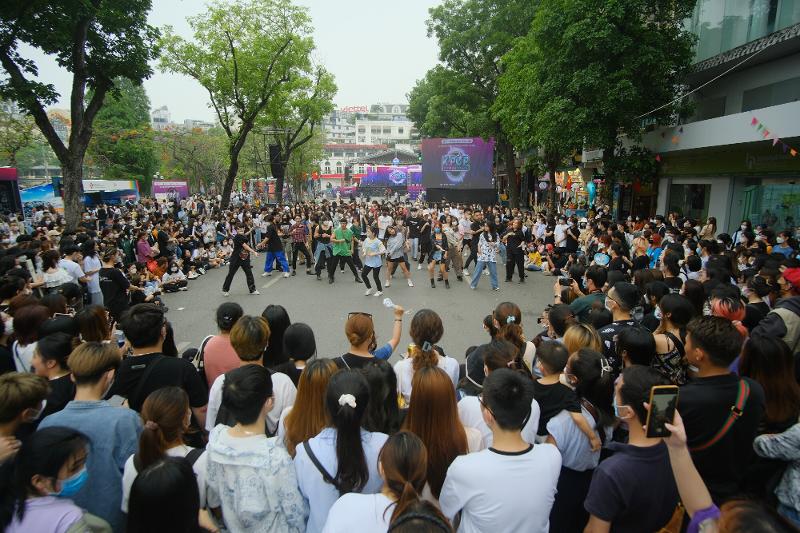 韩国驻越南文化院和韩国驻越南大使馆为纪念两国建交30周年，于5月14日在越南首都河内举行了“2022K-Pop庆典”。当天，河内市民和外国游客等5万多人在现场观看了演出。特别是韩服试穿、投壶、踢毽子、拔河等传统游戏，还有街头K-Pop快闪舞蹈、拍照区等丰富多彩的体验项目大受人们欢迎。图片来源：驻越南韩国文化院。 