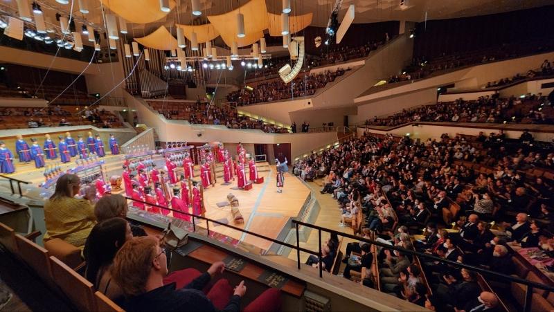 当地时间9月12日至26日，为纪念韩德文化协定50周年，韩国驻德国文化院与国立国乐院、韩国驻德国大使馆携手， 在德国4个城市（柏林、汉堡、慕尼黑、科隆）上演了宗庙祭礼乐。该演出有包括德国外交部亚太司长西格蒙德、柏林市议员、各国大使等5400多名听众前来观看。9月12日，在德国柏林爱乐厅大剧场举行的国立国乐院宗庙祭礼乐演出结束后，1700多名观众一齐起立为演员们线上热烈的掌声。韩国驻德国文化院和柏林音乐节方面为该演出筹备了约3年半，受到了国内外音乐专家及观众的好评。BR TV、FAZ等32家德国媒体报道了有关演出消息。图片来源：国立国乐院